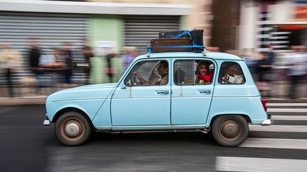 Une Renault 4, la fameuse 4L dans un embouteillage sur la route nationale 7... (ARTERRA / UNIVERSAL IMAGES GROUP EDITORIAL / GETTY IMAGES)