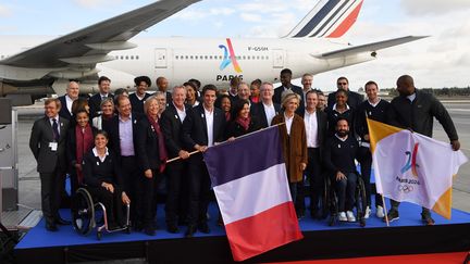 Une partie de la délégation parisienne prend la pose au retour de Lima, le 15 septembre 2017 à l'aéroport Roissy-Charles-de-Gaulle. (ERIC FEFERBERG / AFP)