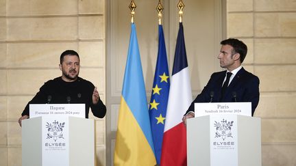 Le président ukrainien Volodymyr Zelensky et le président français Emmanuel Macron, lors d'une conférence de presse à l'Elysée à Paris, le 16 février 2024. (THIBAULT CAMUS / AFP)