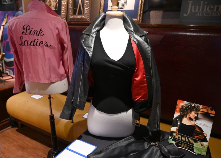 Le&nbsp;fameux blouson de cuir noir porté par&nbsp;Olivia Newton-John dans le film Grease, lors d'une vente aux enchères dans la ville californienne de Beverly Hills. (TIMOTHY A. CLARY / AFP)