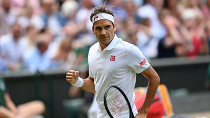 Le Suisse Roger Federer a pris le dessus en trois sets face à Richard Gasquet au deuxième tour de Wimbledon sur le Centre Court, jeudi 1er juillet 2021. (GLYN KIRK / AFP)