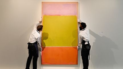 Sotheby's se prépare pour la vente de la collection Macklowe, "la plus chère du monde". Ici, l'oeuvre "N°7" de&nbsp;Mark Rothko. (ANGELA WEISS / AFP)