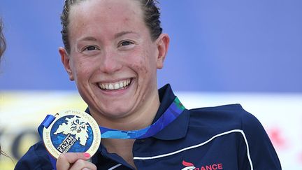 La Française Aurélie Muller, championne du monde de nage en eau libre, avec sa médialle d'or, à Kazan en Russie, le 28 juillet 2015. (GETTY IMAGES)