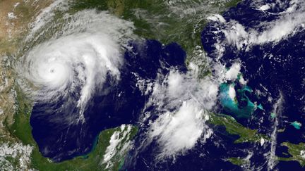 Image satellite de l'ouragan Harvey à son approche de la côte du Texas, le 25 août 2017. (HO / NASA / NOAA)