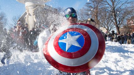 Un Américain déguisé en Captain America, le 24 janvier 2016 à Washington (Etats-Unis). (NICHOLAS KAMM / AFP)