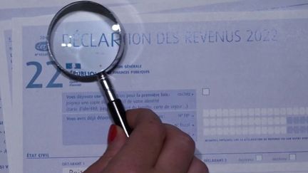 La mesure fiscale prévue par le gouvernement devrait notamment permettre aux bas revenus de rester non imposables. (FRANCEINFO)