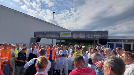 Les salariés de Valéo à la Suze-sur-Sarthe au sud du Mans débrayent, le 21 octobre 2024. (CHRISTELLE CAILLOT / RADIO FRANCE)