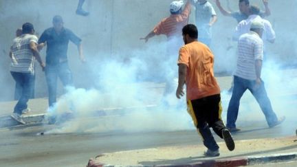 Affrontements entre forces de sécurité tunisiennes et des manifestants, vendredi 15 Juillet 2011 à La Kasbah à Tunis (AFP PHOTO / KHALIL)