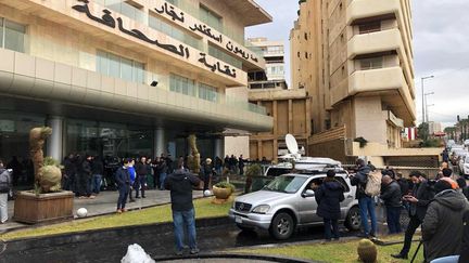 Devant le syndicat de la presse libanaise, à Beyrouth, le 8 janvier 2020 avant la conférence de presse de Carlos Ghosn. (NAOUFEL KHAOUAFI / FRANCEINFO)