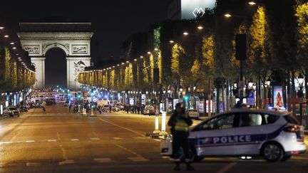 Des policiers sont déployés sur les Champs-Elysées, à Paris, après l'attentat qui a tué un membre des forces de l'ordre le 20 avril 2017. (THOMAS SAMSON / AFP)