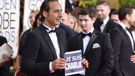 Le compositeur fran&ccedil;ais de musique de films, Alexandre Desplat, affiche son soutien aux victimes de l'attaque contre Charlie Hebdo lors des Golden Globes &agrave; Beverly Hills (Californie, Etats-Unis) le 11 janvier 2015. ( JOHN SHEARER / AP / SIPA )