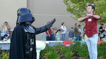 Deux personnes s'adonnent au "vadering", un nouveau ph&eacute;nom&egrave;ne inspir&eacute; de la saga Star Wars et n&eacute; sur le r&eacute;seau social Reddit, le 1er avril 2013.&nbsp; (REDDIT.COM)