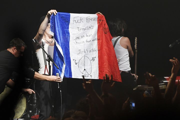 Peter Doherty déploie le drapeau français sur la scène du Bataclan
 (BERTRAND GUAY / AFP)