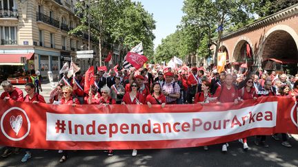 Le cortège des salariés d'Arkéa se dirige vers Bercy, le 17 mai 2018. (JACQUES DEMARTHON / AFP)