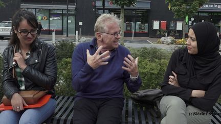 Daniel Cohn-Bendit et deux étudiantes musulmanes dans "La traversée"
 (Siècle Productions)