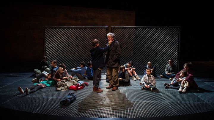 Didier Sandre entouré des enfants de la Maîtrise des Hauts de Seine. La scénographie est signée Laurent Peduzzi. 
 (Mirco Magliocca /Opéra national de Paris)