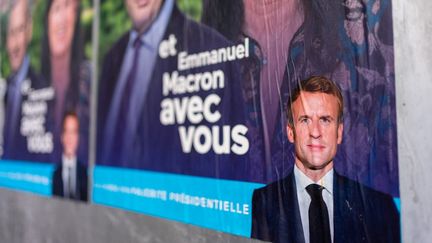 Une affiche électorale de la majorité présidentielle à Auch (Gers), le 8 juin 2022, à l'occasion du premier tour des législatives. (JEAN-MARC BARRERE / HANS LUCAS / AFP)