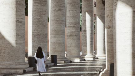 Nonne marchant sous les collonades. Rome. (POWEROFFOREVER / ISTOCK UNRELEASED / AFP)