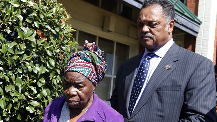 La m&egrave;re du premier patient diagnostiqu&eacute; avec Ebola aux Etats-Unis, le 7 octobre 2014, &agrave; Dallas (Texas), accompagn&eacute;e le r&eacute;v&eacute;rend jesse Jackson. (JIM YOUNG / REUTERS)