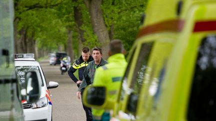 Des officiers de police et des vétérinaires recherchent deux tigres dans le nord des Pays-Bas, le 14 mai 2016. (JACOB VAN ESSEN / ANP / AFP)