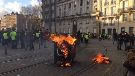 Un feu de poubelle lors d'une manifestation de "gilets jaunes" à Bordeaux le 2 février 2019. (LAURINE BENJEBRIA / FRANCE-BLEU GIRONDE)