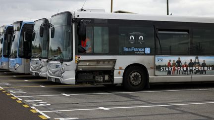 Des bus d'Ile-de-France Mobilités dans le dépôt de bus olympique, au nord de Paris, le 10 juillet 2024. (GEOFFROY VAN DER HASSELT / AFP)