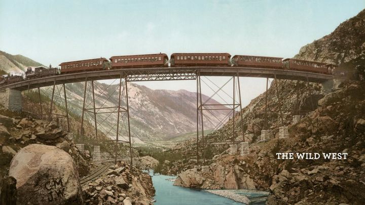 Train sur un pont, symbole de la fédération des Etats-Unis par le réseau ferroviaire 
 (Taschen)