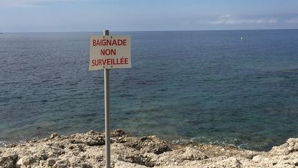 Panneau "baignade non surveillée". (Romain Berchet/Radio France)