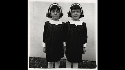 Diane Arbus, Vraies jumelles, Roselle, N.J. 1967
 (THE ESTATE OF DIANE ARBUS)