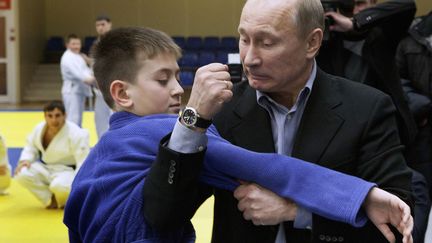 Le Premier ministre russe Vladimir Poutine fait une d&eacute;monstration de judo aupr&egrave;s de jeunes judokas &agrave; Kemerovo (Russie), le 24 janvier 2012. (REUTERS)