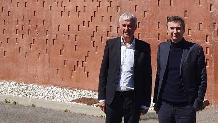 Fabrice Verdier, président du conseil d'administration de BRL et conseiller régional et Jean-François Blanchet, directeur général de BRL devant la station de pompage de Mauguio.  (BORIS HALLIER / RADIO FRANCE)