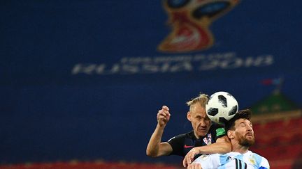 Le Croate Vida et l'Argentin Messi, le 21 juin 2018 à&nbsp;Nizhny Novgorod&nbsp;(Russie). (JOHANNES EISELE / AFP)