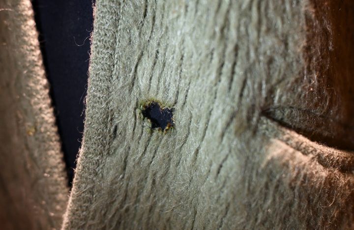 Le trou de brûlure de cigarette sur le gilet que portait Kurt Cobain lors de l'enregistrement du concert "Unplugged" sur MTV en 1993. (JOHANNES EISELE / AFP)