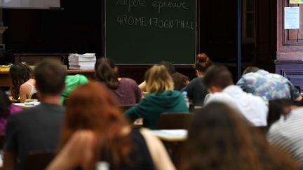 Des lycéens lors de l'épreuve du baccalauréat, le 15 juin 2017. (FREDERICK FLORIN / AFP)