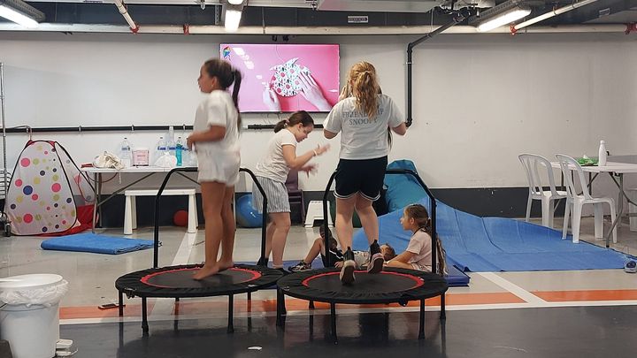 Des enfants jouent dans le parking souterrain réaménagé de l'hôpital Rambam d'Haïfa, en Israël. (ERIC AUDRA / RADIO FRANCE)