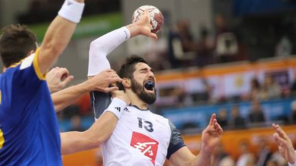 Nikola Karabatic tente de passer en force face la défense suédoise (KARIM JAAFAR / AL-WATAM DOHA)