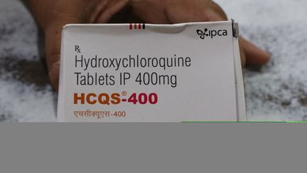 Une tablette d'hydroxychloroquine&nbsp;distribuée à Kolkata, en Inde, le 10 avril 2020. (DEBAJYOTI CHAKRABORTY / NURPHOTO / AFP)