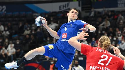 Aymeric Minne durant la rencontre de l'Euro de handball face au Danemark, le 26 janvier 2022. (ATTILA KISBENEDEK / AFP)