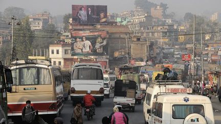 Les migrations de population à l'intérieur du Népal, des zones montagneuses vers les villes ont fait exploser le nombre d'habitants de ces dernières. A Katmandou et dans sa vallée, on est passé de 700.000 en 2008 à 2,5 millions en 2014. Le nombre de véhicules y a aussi triplé faisant désormais mentir l'image traditionnelle du Népal: «Air pur et paradis des randonneurs...» (CHRISTOPHE DUMOULIN/ PHOTONONSTOP)