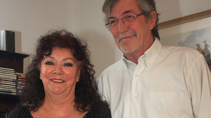 Fran&ccedil;oise Contreau et son compagnon Yves Gal&egrave;s, le 3 f&eacute;vrier 2014 &agrave; Penmarc'h (Finist&egrave;re), avec la photo du p&egrave;re de Fran&ccedil;oise, prise en 1945 &agrave; Cherbourg (Manche). (MAXPPP)