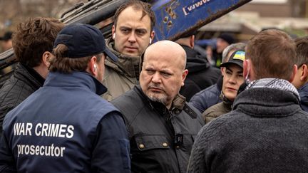 Le procureur de la Cour pénale internationale, Karim Khan, visite un charnier à Bucha, dans la banlieue de Kiev, le 13 avril 2022. (FADEL SENNA / AFP)