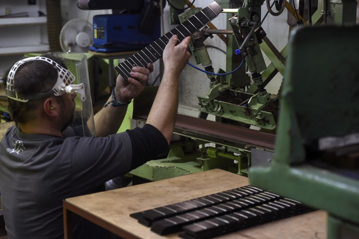 L'atelier de l'entreprise Furch, à Velke Nemcice en République Tchèque.&nbsp; (MICHAL CIZEK / AFP)