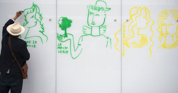 Le créateur Jean-Charles de Castelbajac dessine sur les murs d'Orly, le 28 juillet 2015
 (MARTIN BUREAU / AFP)