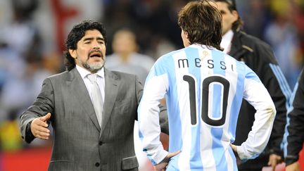 Maradona s'apprête à étreindre Lionel Messi, lors de la Coupe du monde 2010, en Afrique du Sud. (DANIEL GARCIA / AFP)