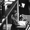 A la tribune de l'Assemblée nationale, Simone Veil lit son discours avant le débat sur la dépénalisation de l'avortement, le 26 novembre 1974.&nbsp; (AFP)