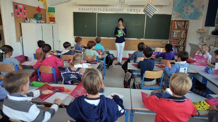 Des &eacute;l&egrave;ves dans l'une des classes de l'&eacute;cole primaire&nbsp;Harouys &agrave; Nantes (Loire-Atlantique), le 5 septembre 2011. (FRANK PERRY / AFP)