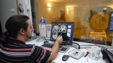 L'Institut du cerveau de la moelle épinière qui étudie les mécanismes des maladies neurologiques comme l'épilepsie, à Paris, en 2011. (SILVERE GERARD / MAXPPP)