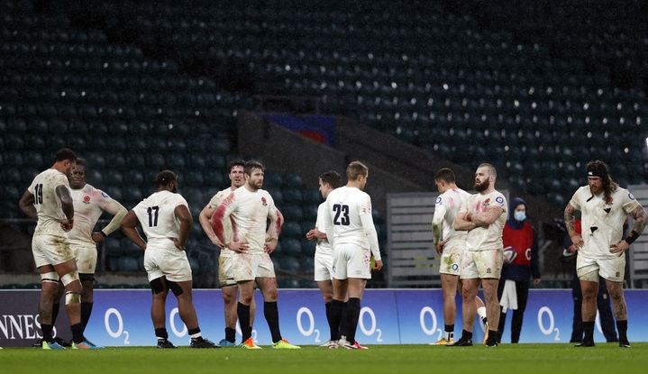 Les Anglais abattus sur la pelouse de Twickenham après leur défaite contre l'Ecosse lors du premier match du Tournoi des Six Nations, le 6 février 2021. (ADRIAN DENNIS / AFP)