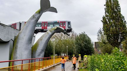 Une rame de métro retenue dans sa chute par une sculpture de baleine à&nbsp;Spijkenisse (Pays-Bas), le 2 novembre 2020. (ROBIN UTRECHT / ANP / AFP)