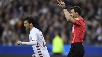 L'arbitre de France-Espagne fait appel à la vidéo (CHRISTOPHE SIMON / AFP)